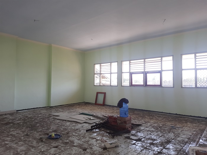 MOLOR: Proses pengerjaan rehab di SMPN 4 Jombang masih berjalan, Jumat (15/12)