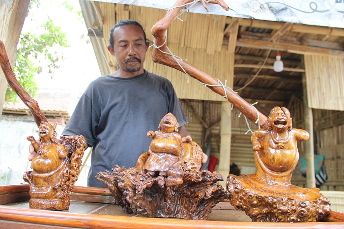 ESTETIK: Sujoko, 48 perajin ukiran kayu dari Dusun Mutersari, Desa Ngirimbi Kecamatan Bareng, Jombang.