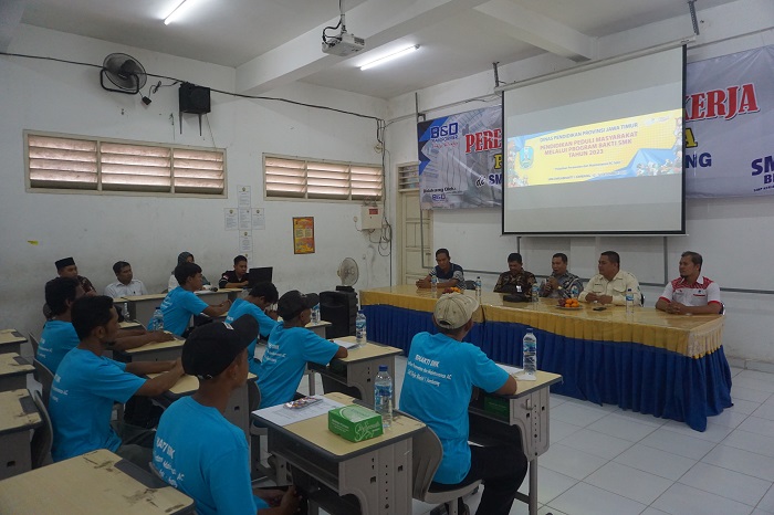 SEREMONI PENUTUP: Sub Koordinator Bidang SMK Dinas Pendidikan Provinsi Jawa Timur Mudianto SPd, MM menyampaikan sambutan dan motivasi saat penutupan pelatihan, Kamis (14/12).