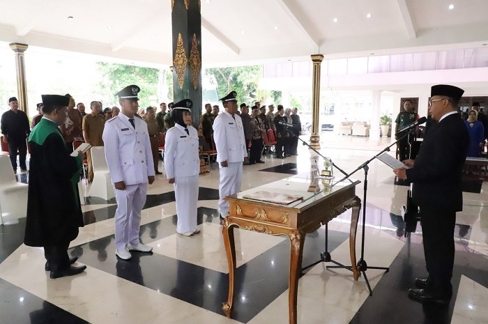 KHIDMAT: Proses pelantikan tiga kades di Jombang oleh Pj Bupati Jombang Sugiat.