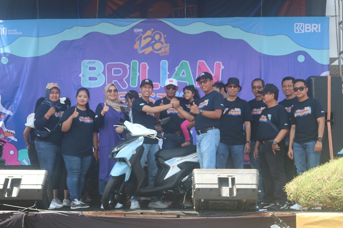 GEMBIRA: Branch Manager BRI Branch Office Jombang Effendi Sudarso (tengah) secara simbolis menyerahkan  hadiah undian satu unit sepeda motor dalam Brilian Fest 2023, Minggu (17/12).