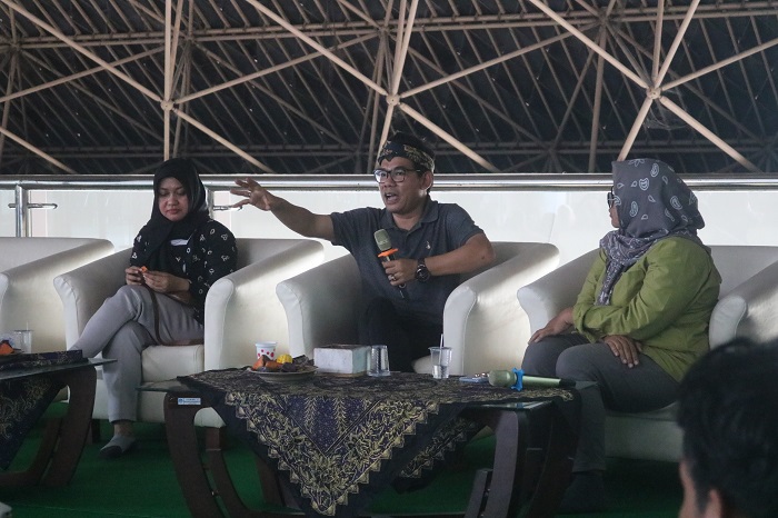 KENANG GUS DUR: (Dari kiri) Emma Rahmawati, Akhol Firdaus dan Masruroh saat memimpin diskusi meneladani etika demokrasi Gus Dur di Minha Sabtu (16/12) siang.