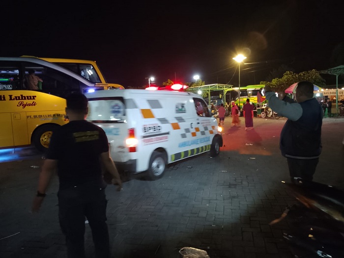 MENINGGAL MENDADAK: Ambulans yang membawa jasad peziarah yang meninggal dunia di Kompleks Wisata Religi Makam Mbah Sayid Sulaiman saat bertolak ke rumah duka.