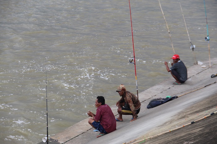 CARI IKAN: Sejumlah warga tampak memancing di pinggir Bendung Karet Jatimlerek di Desa Sudimoro, Kecamatan Megaluh. &nbsp;