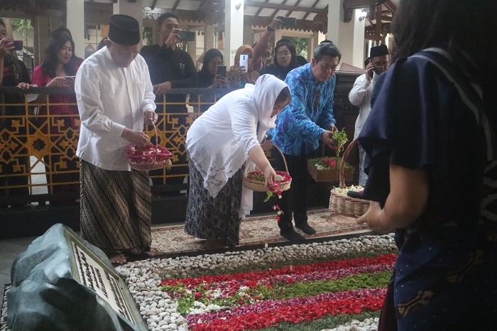 KHIDMAT: Inayah Wahid, putri Bungsu Gus Dur bersama Kepala Museum dan Cagar Budaya, Ditjen Kebudayaan Kemendikbudristek RI Ahmad Mahendra dan komunitas lintas iman saat tabur bunga di makam Gus Dur.