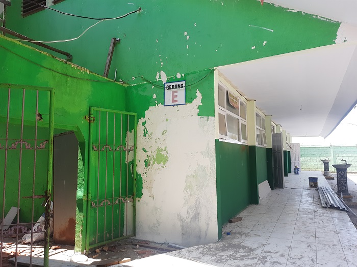 DIKEBUT: Kondisi SMPN 4 Jombang yang belum selesai direhab, Jumat (15/12).