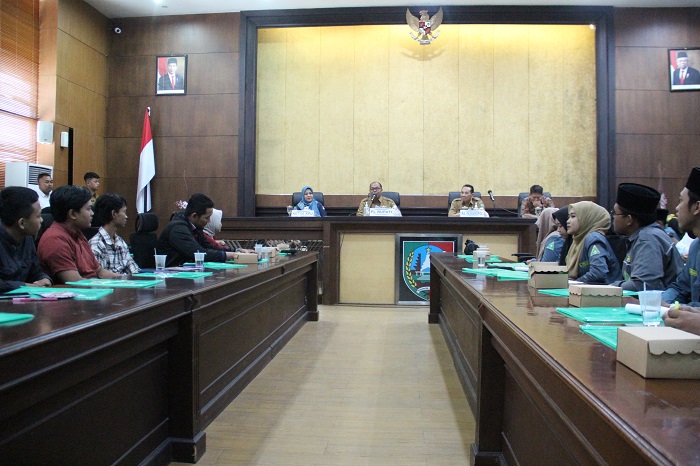 Pj Bupati Jombang Sugiat didampingi Kepala Bakesbangpol Anwar saat membuka kegiatan sosialisasi pendidikan politik bagi pemilih pemula di ruang Suroadiningrat, Selasa (19/12).