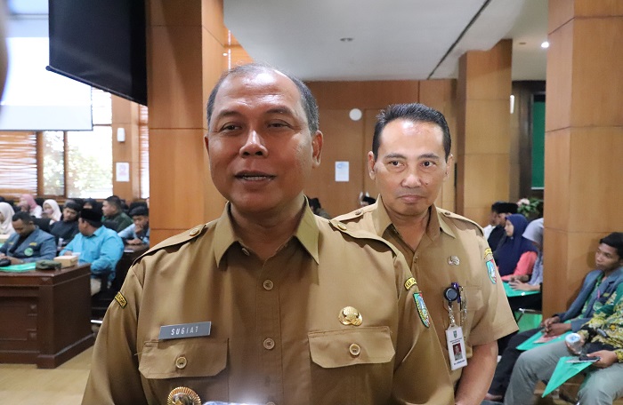 BERI PENJELASAN: Pj Bupati Jombang Sugiat saat memberikan penjelasan terkait maraknya APK melanggar di Jombang, Selasa (19/12).
