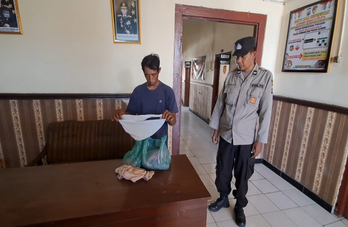 MALING CD: Suwanto saat diamankan pihak kepolisian di Mapolsek Ploso karena ulahnya mencuri celana dalam wanita di Ploso.