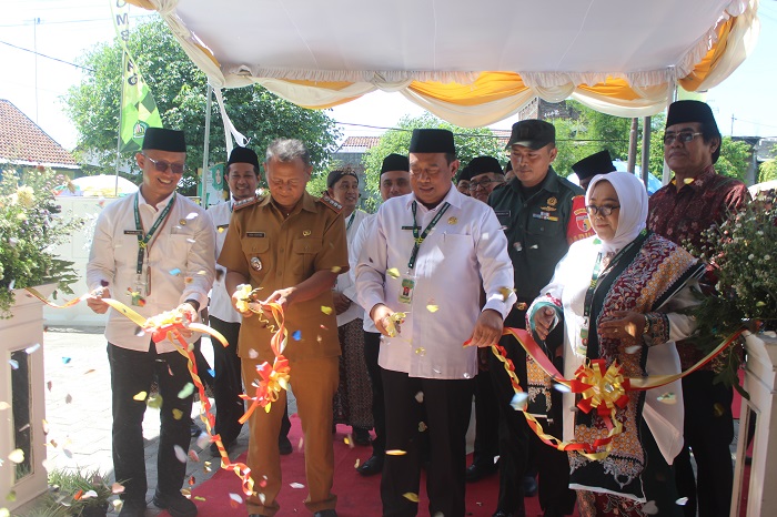 Gunting pita peresmian gedung baru MIN 1 Jombang dilakukan Kakanwil Dr H Husnul Maram MHI didamping Camat Jombang Heri Prayitno