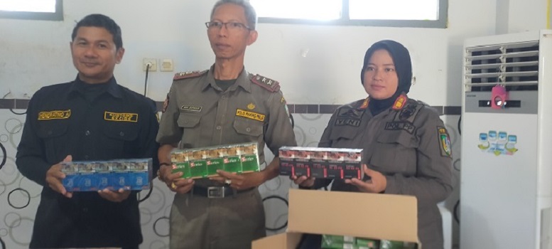 Petugas Bea CUkai Kediri dan Satpol PP Jombang menunjukkan barangbukti rokok ilegal hasil razia Selasa (19/12)