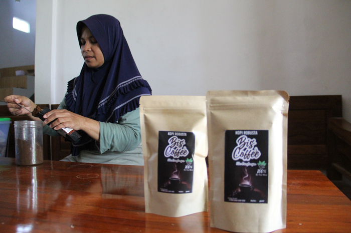 POTENSI LOKAL: Suliyati, 42 warga Dusun Arjosari, Desa Panglungan Kecamatan Wonosalam Jombang saat membuat kopi robusta, Rabu (20/12).