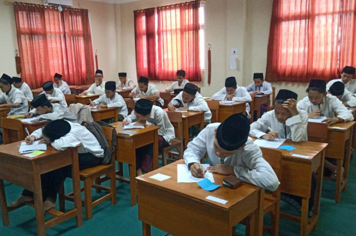 SERIUS: Santri MAN PK di MAN 4 Jombang sedang mengikuti kegiatan di madrasah dan asrama.