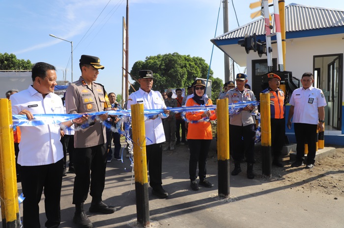 GUNTING PITA: Pj Bupati Jombang Sugiat (tengah) didampingi Kapolres Jombang AKBP Eko Bagus Riyadi (dua dari kiri) dalam peresmian JPL 75 Desa Jabon, Kecamatan/Kabupaten Jombang, Rabu (20/12).