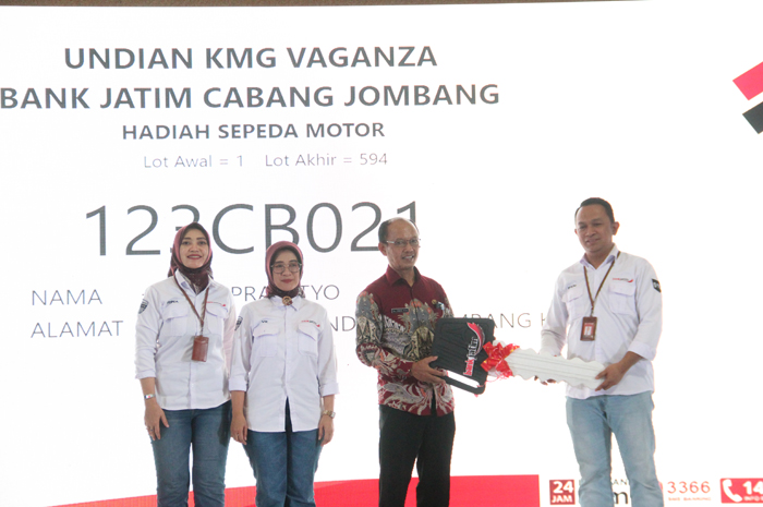 SELAMAT: Pemimpin Cabang Bank Jatim Jombang Mutaalifin Efendhy menyerahkan mock up kunci motor undian KMG Vaganza kepada perwakilan pemenang.