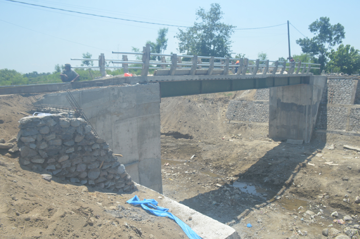 SEGERA SELESAI: Proyek jembatan di Dusun Delik, Desa Brodot, Kecamatan Bandarkedungmulyo tinggal finishing dan dijadwal pertengahan Januari 2024 sudah bisa dilintasi.