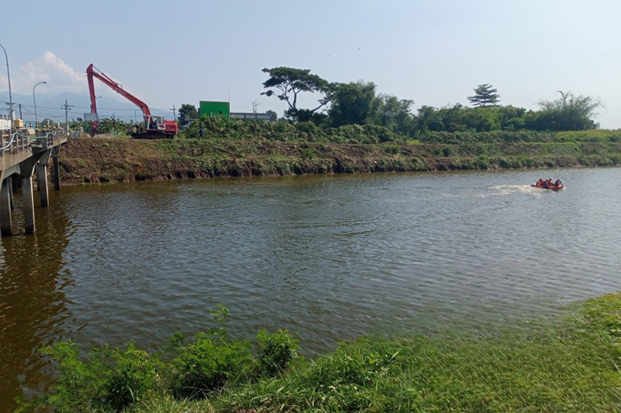 BERSIH: Sungai Ngotok Ring Kanal di Desa Madiopuro, Kecamatan Sumobito usai dilakukan pembersihan, Rabu (20/12).