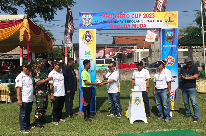 TELADAN: HM Syarif Hidayatullah ST MMT (Gus Sentot) saat membuka Podoroto Cup KU-13 di Desa Podoroto Kecamatan Kesamben, Sabtu (16/12).