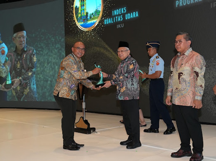 SUKSES: Kepala DLH Jombang Miftahul Ulum menerima penghargaan Green Leadership dari KLHK yang diserahkan Wapres Ma