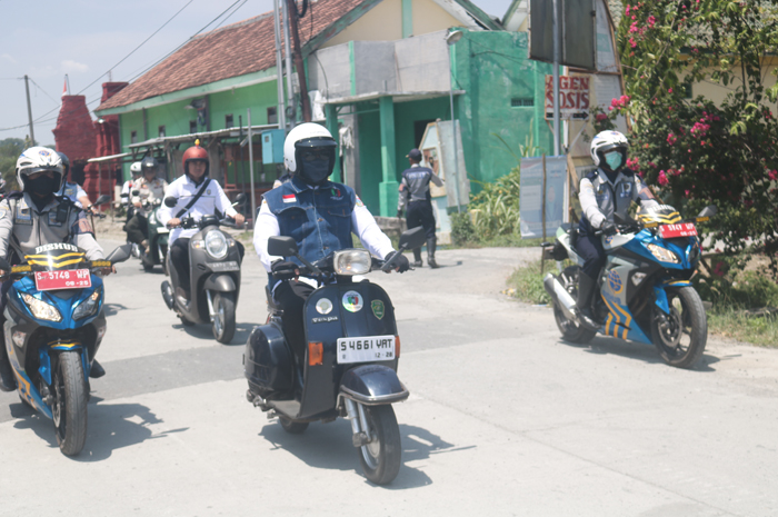 NOPOL BARU: Pj Bupati Jombang Sugiat ketika melakukan kegiatan Buliksospa menggunakan motornya dengan nopol baru, Rabu (20/12).