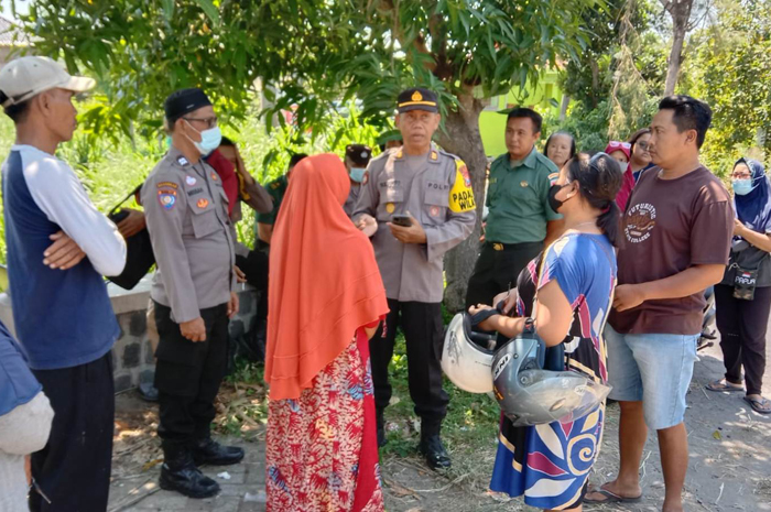 BIKIN GEGER : Warga bersama aparat berada di TKP usai ditemukannya jasad gelandangan di bangunan terbengkalai, Desa/Kecamatan Bandarkedungmulyo, Kamis (21/12).