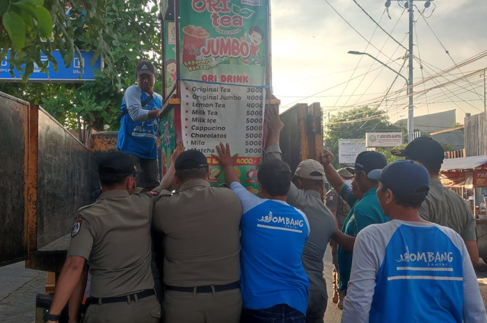 DIAMANKAN:Gerobak salah satu PKL yang berjualan di Alun-Alun Jombang diamankan petugas.