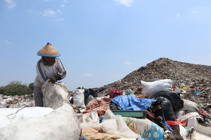 KUAT DAN HEBAT: Saropah, 51 pemulung di TPA Banjardowo rela bermandikan keringat di tengah gunungan sampah untuk mengais rezeki.