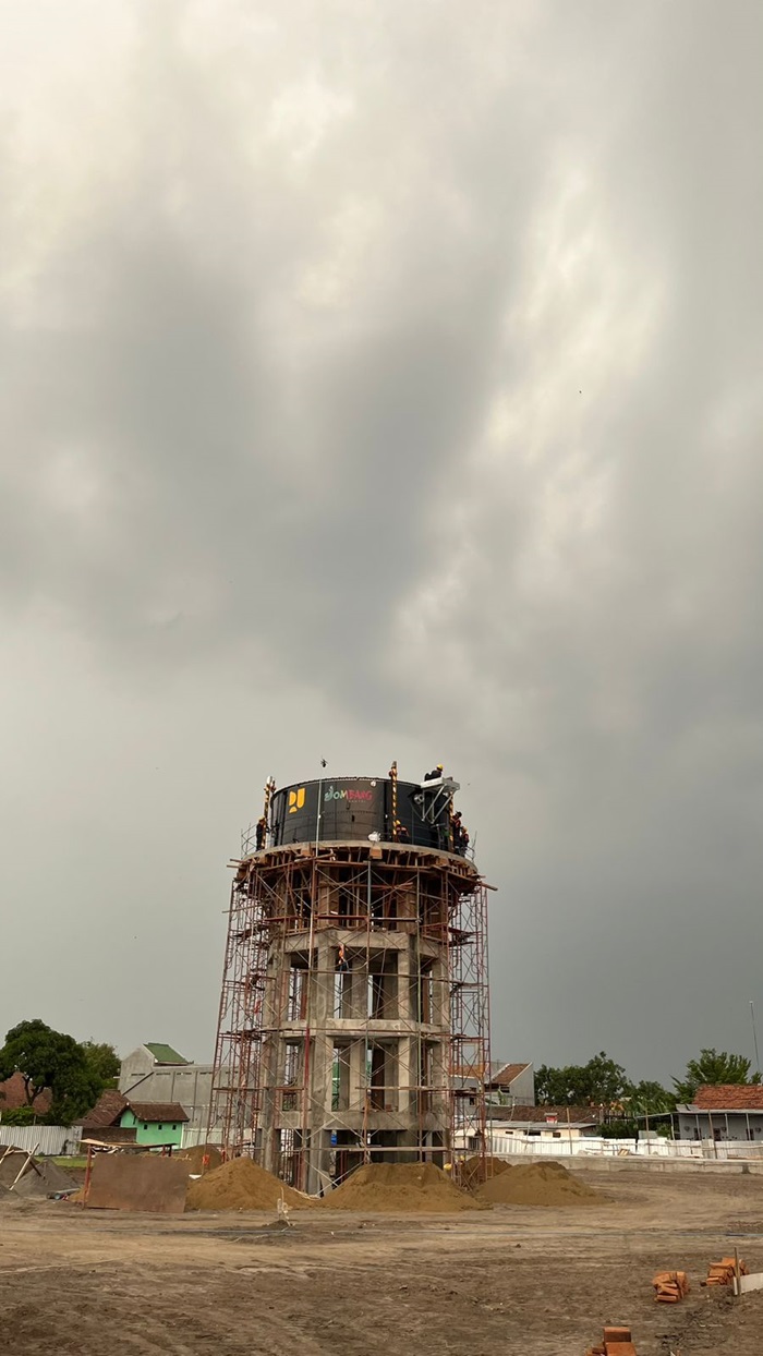 MINGGU DEPAN RAMPUNG:  Pekerja melakukan pemasangan reservoir glass steel program pembangunan sarana penyediaan air bersih untuk pengentasan kawasan kumuh di Desa/Kecamatan Jombang, Jumat (22/12).