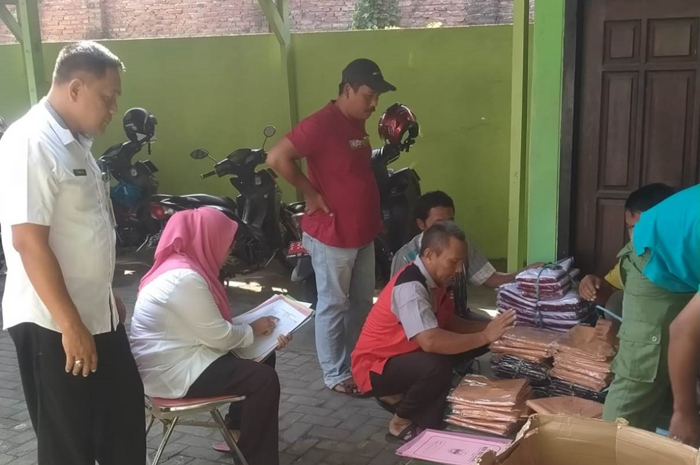 SIAP DIBAGIKAN: Pendistribusian kain seragam sekolah gratis beberapa waktu lalu, direncanakan program serupa dilanjutkan tahun depan.