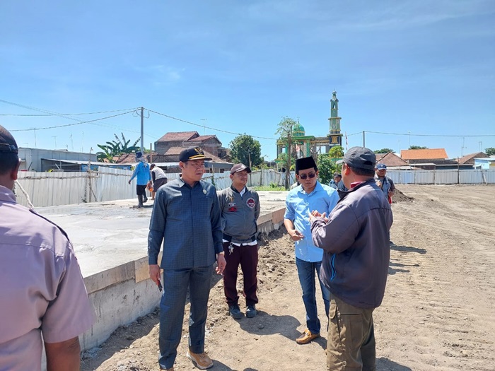 MOLOR: Proyek pembangunan sentra PKL Jl KH A Dahlan disidak Komisi C DPRD Jombang, Kamis (21/12).