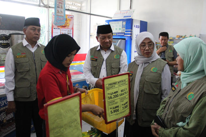 PANTAU PANGAN: Pj Bupati Jombang Sugiat didampingi Sekdakab Agus Purnomo dan Kabag Perekonomian Aminatur Rokhiyah melakukan monitoring dan evaluasi pangan di beberapa minimarket, Jumat (22/12)