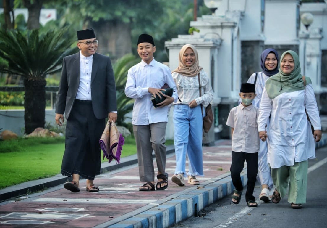 AKRAB: Miftahul Ulum bersama istri tercinta dan putra-putrinya usai menjalankan salat jamaah.