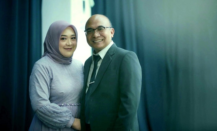Miftahul Ulum bersama sang istri Chandra Dyah Anggraini.