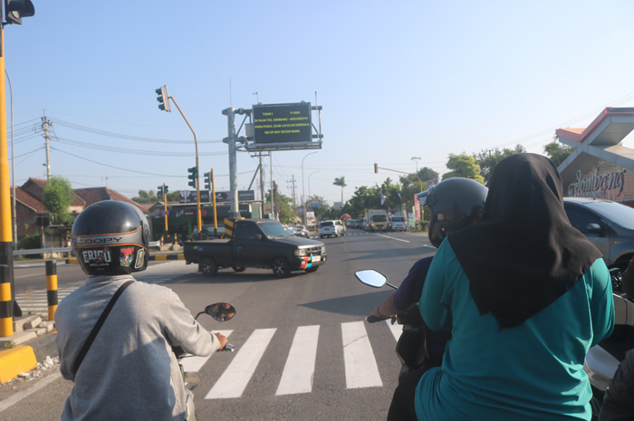 RAWAN MACET: Jalan provinsi titik temu dengan gerbang tol Jombang di Kecamatan Tembelang.