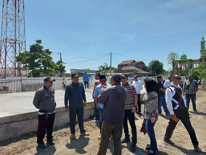 MOLOR: Proyek strategis daerah pembangunan sentra PKL Jl KH A Dahlan disidak Komisi C DPRD Jombang, Kamis (21/12).