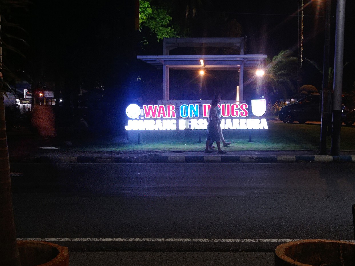 PADAM: Salah satu huruf neon box yang terpasang di Alun-Alun Jombang padam, Jumat (22/12).