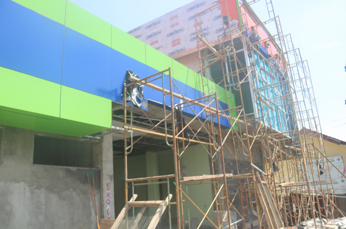 SETENGAH JADI: Progres pembangunan Puskesmas Blimbing, Kecamatan Kesamben yang masih setengah jadi. Padahal deadline akhir plus perpanjangan tinggal dua hari lagi.