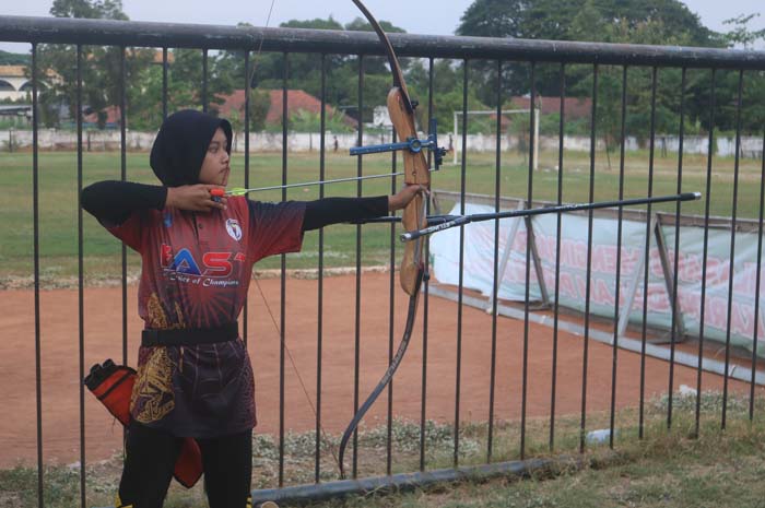 BIDIK: Adibatul Lutfun Nisa&rsquo; saat latihan di Stadion Merdeka Jombang, Senin (28/8) lalu.