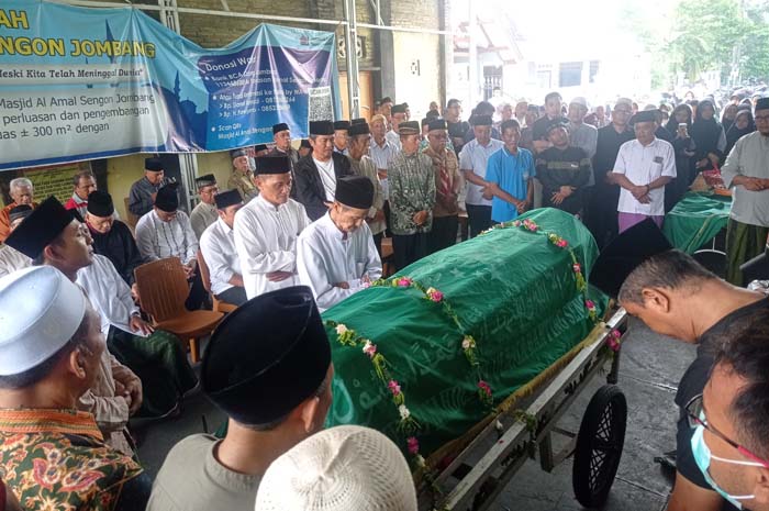 DIBERANGKATKAN: KH Masduqi Abdurrahman Al Hafidz Pengasuh Ponpes Roudhotu Tahfidzil Quran Perak Jombang memberangkatkan jenazah KH Isrofil Amar, Senin (25/12) pagi.
