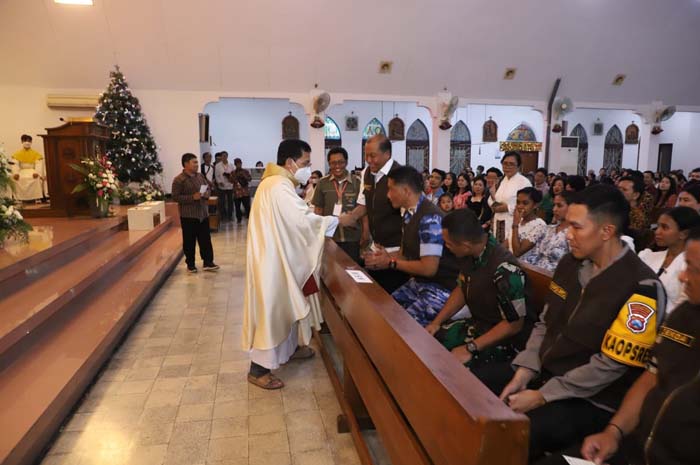 PANTAU: Pj Bupati Jombang memantau malam misa natal di beberapa gereja, Minggu (24/12) malam.