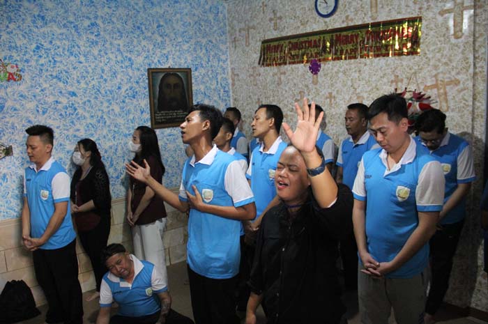 KHIDMAT: Belasan warga binaan di Lapas Kelas II B Jombang mengikuti ibadah perayaan natal setelah mendapatkan remisi, Senin (25/12).