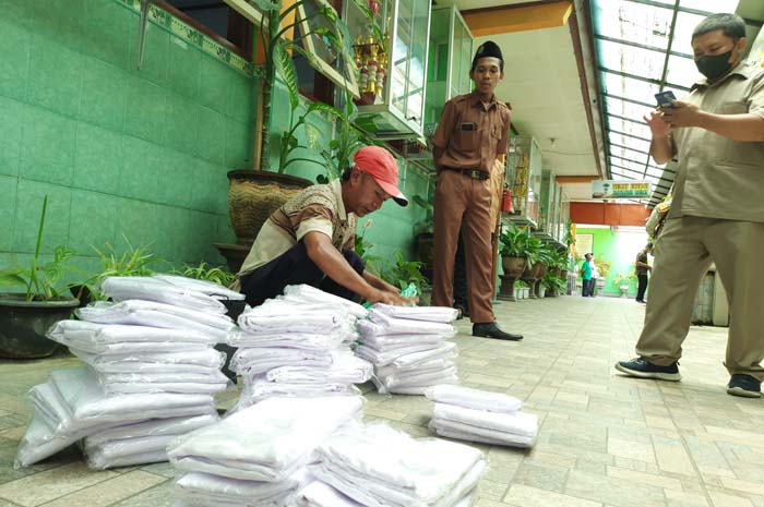 MERATA: Pendistribusian seragam yang dilaksanakan di SMPN 3 Jombang tahun lalu.