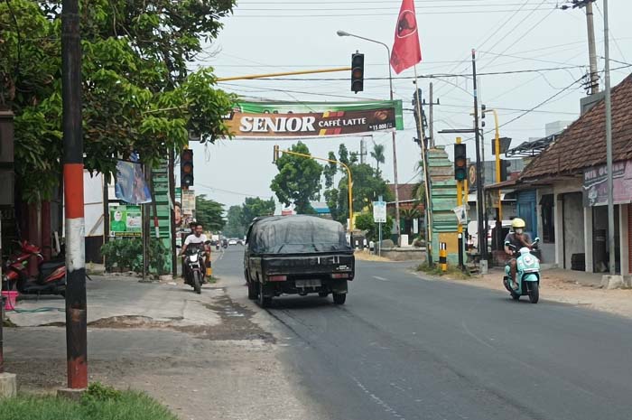 BAHAYA: Lampu Traffic Light di Jl Raya Desa Sidowarek, Kecamatan Ngoro, mati sehingga pengguna jalan saling serobot, Senin (25/12).