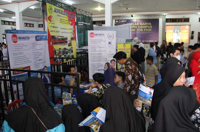 ANTUSIAS: Para pencari kerja mendatangi beberapa stand mini Job Fair di Ponpes Gadingmangu beberapa waktu lalu.