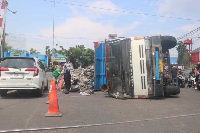 AMBRUK: Kondisi truk muatan batu bara yang ambruk di Simpang empat Wahid Hasyim Jombang dan menutup sebagian jalan
