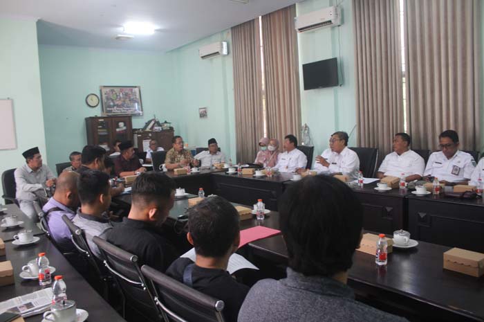 SERIUS: Suasana RDP Komisi C DPRD bersama warga Desa/Kecamatan Jombang, Dinas Perkim dan DLH Jombang, Rabu (27/12).