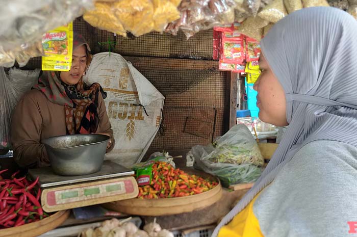 MAHAL: Pedagang Pasar Citra Niaga menjajakan sayuran yang harganya mulai naik, Rabu (27/12).
