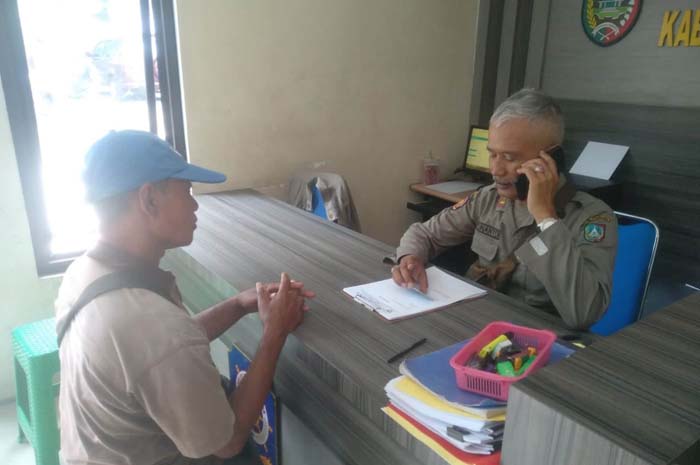 Petugas Satpol PP Jombang saat mengamankan salah seorang gepeng