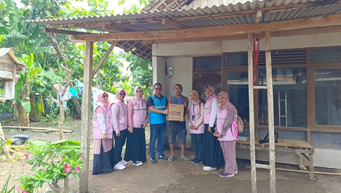 HADIRKAN SECERCAH HARAPAN: Srikandi dan YBM PLN UP3 Mojokerto menyalurkan bantuan pasang baru listrik gratis juga memberi bingkisan sembako ke pelanggan, Kamis (28/12).
