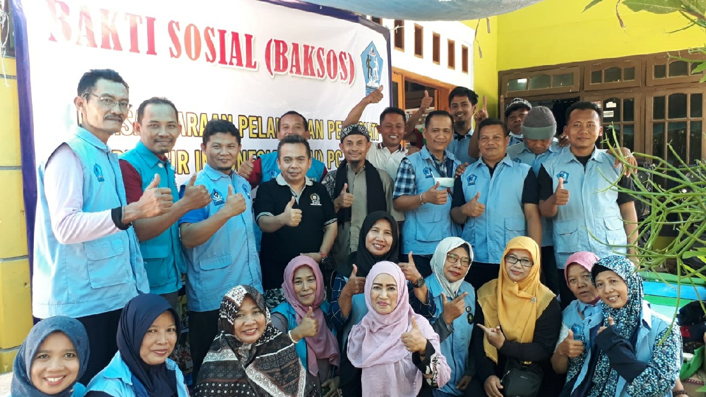 TELADAN: HM Syarif Hidayatullah ST MMT (Gus Sentot) bersama P3AI yang mengadakan baksos di Desa Bendungrejo, Kecamatan Jogoroto, Kamis (21/12).
